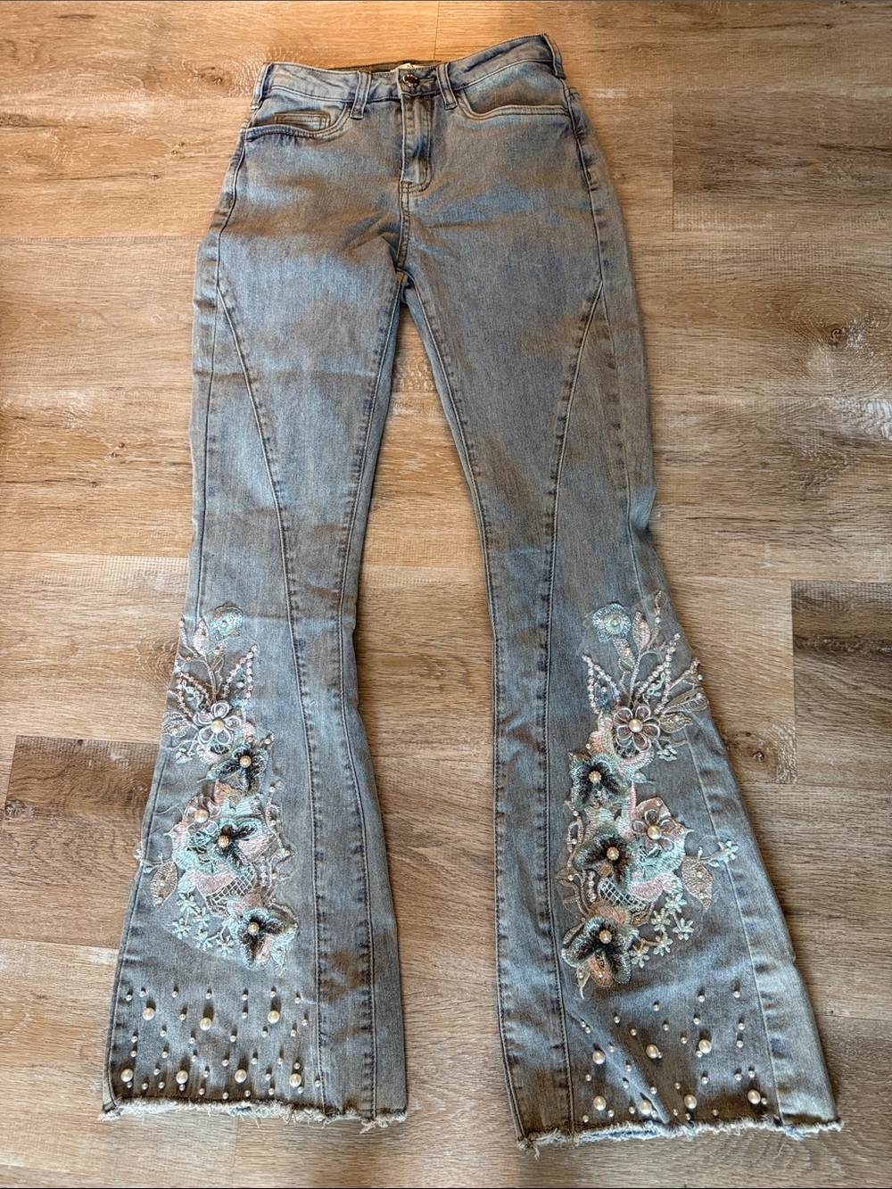 VENUS size 2 NWOT Light Wash Embroidered Flare Jeans - Women's Light Blue Denim